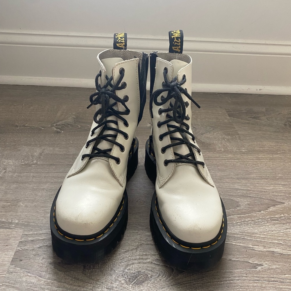 Size 9 White Jadon Platform Dr. Martens 🥾🥾